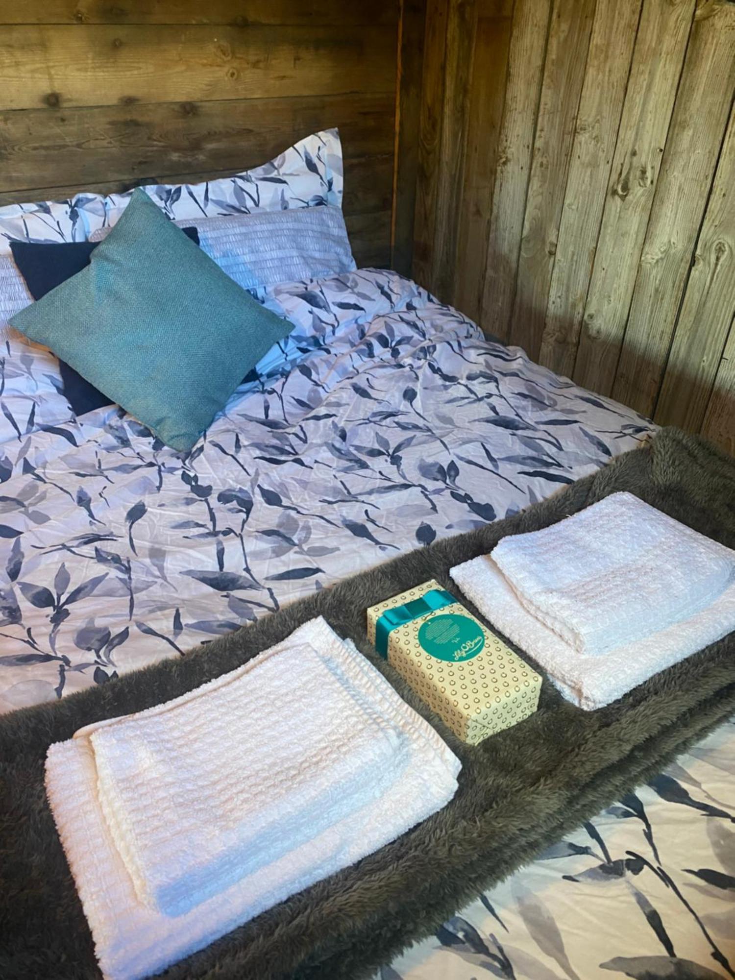 Swallowfield Glamping-Station Master 约维尔 外观 照片