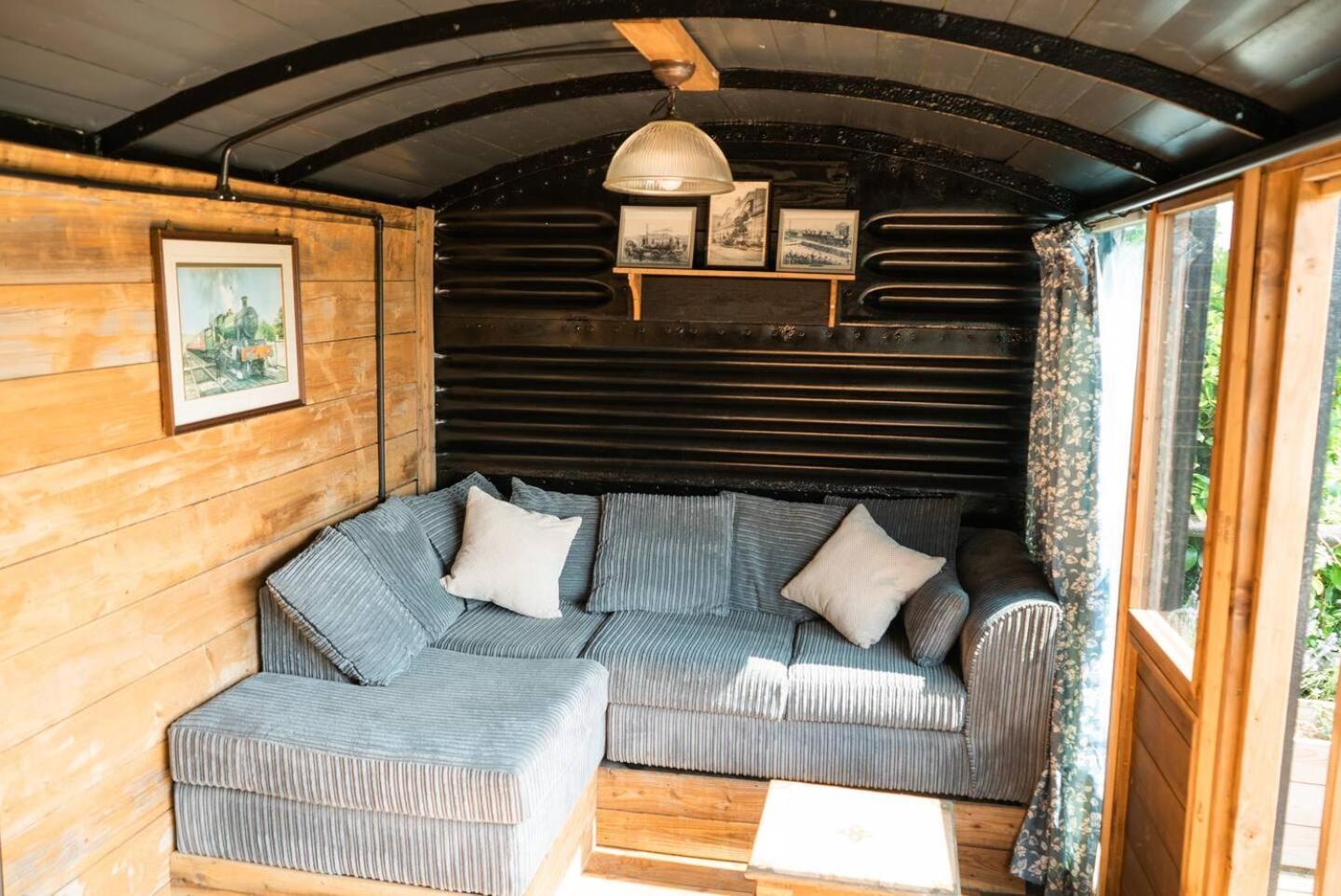 Swallowfield Glamping-Station Master 约维尔 外观 照片
