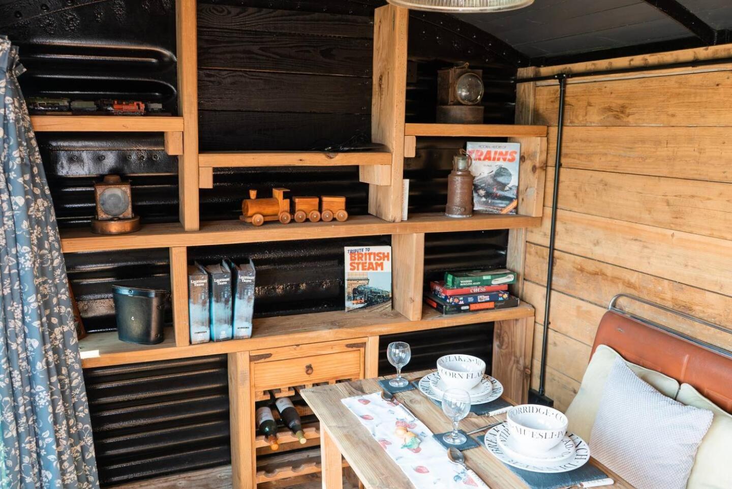 Swallowfield Glamping-Station Master 约维尔 外观 照片