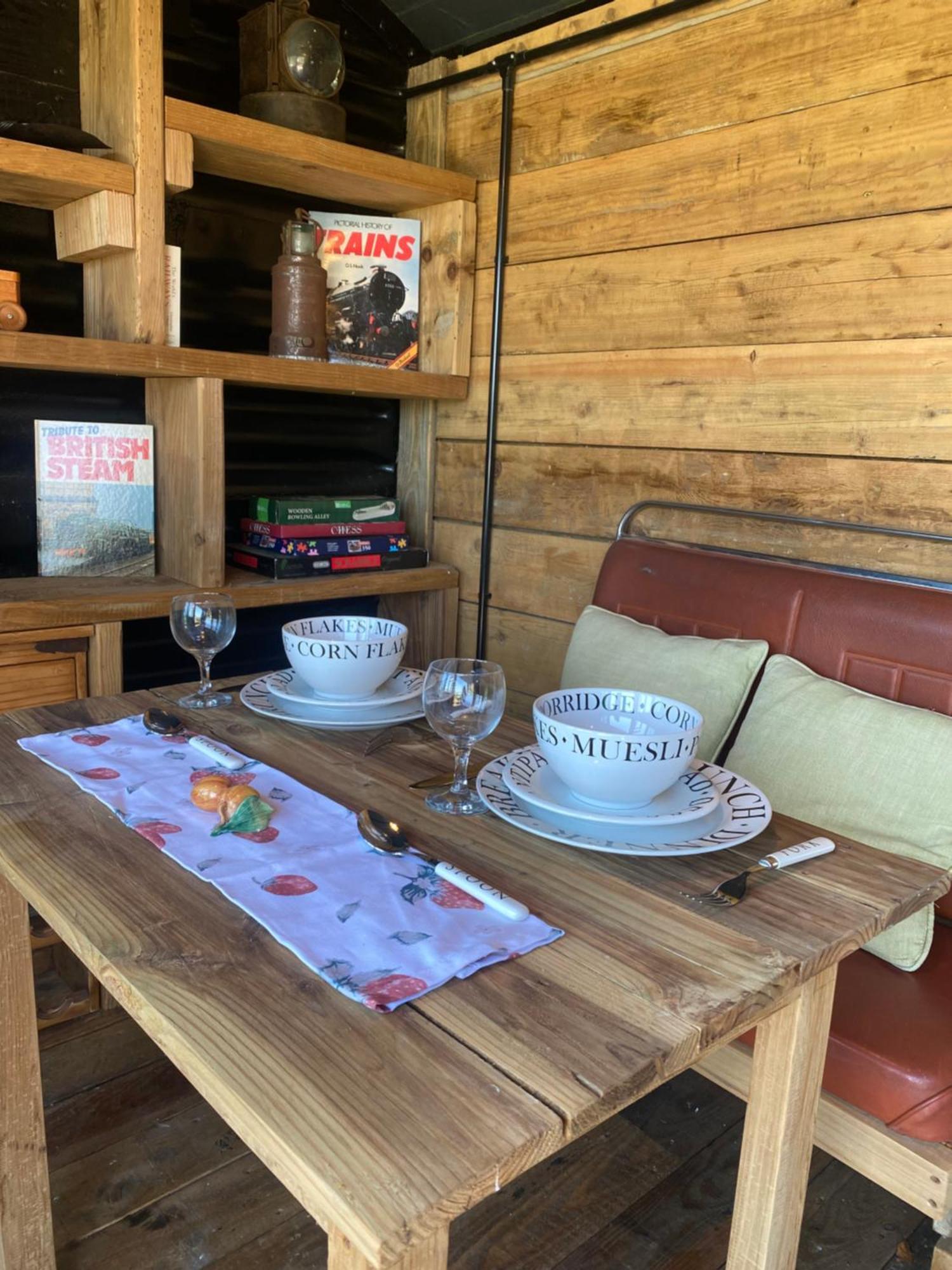 Swallowfield Glamping-Station Master 约维尔 外观 照片