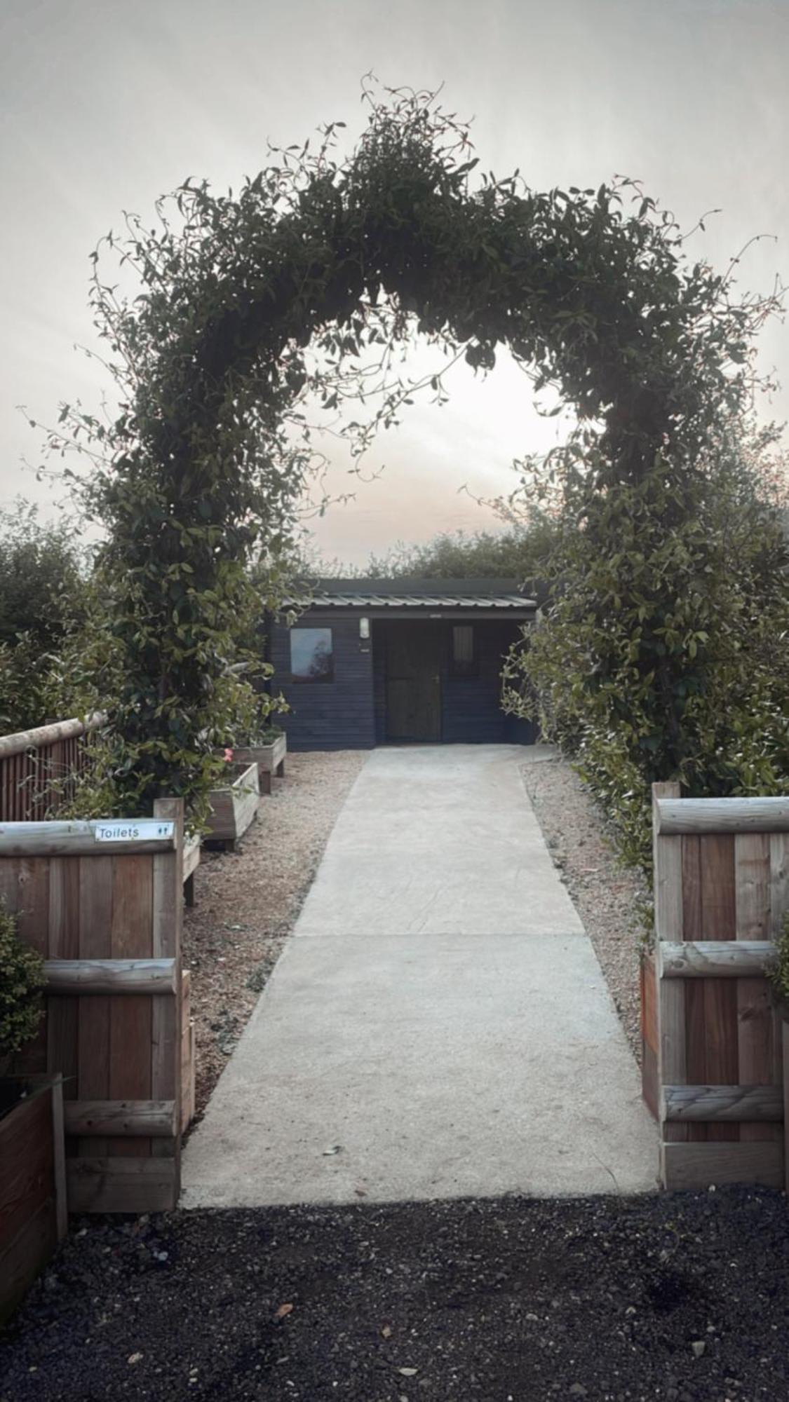 Swallowfield Glamping-Station Master 约维尔 外观 照片