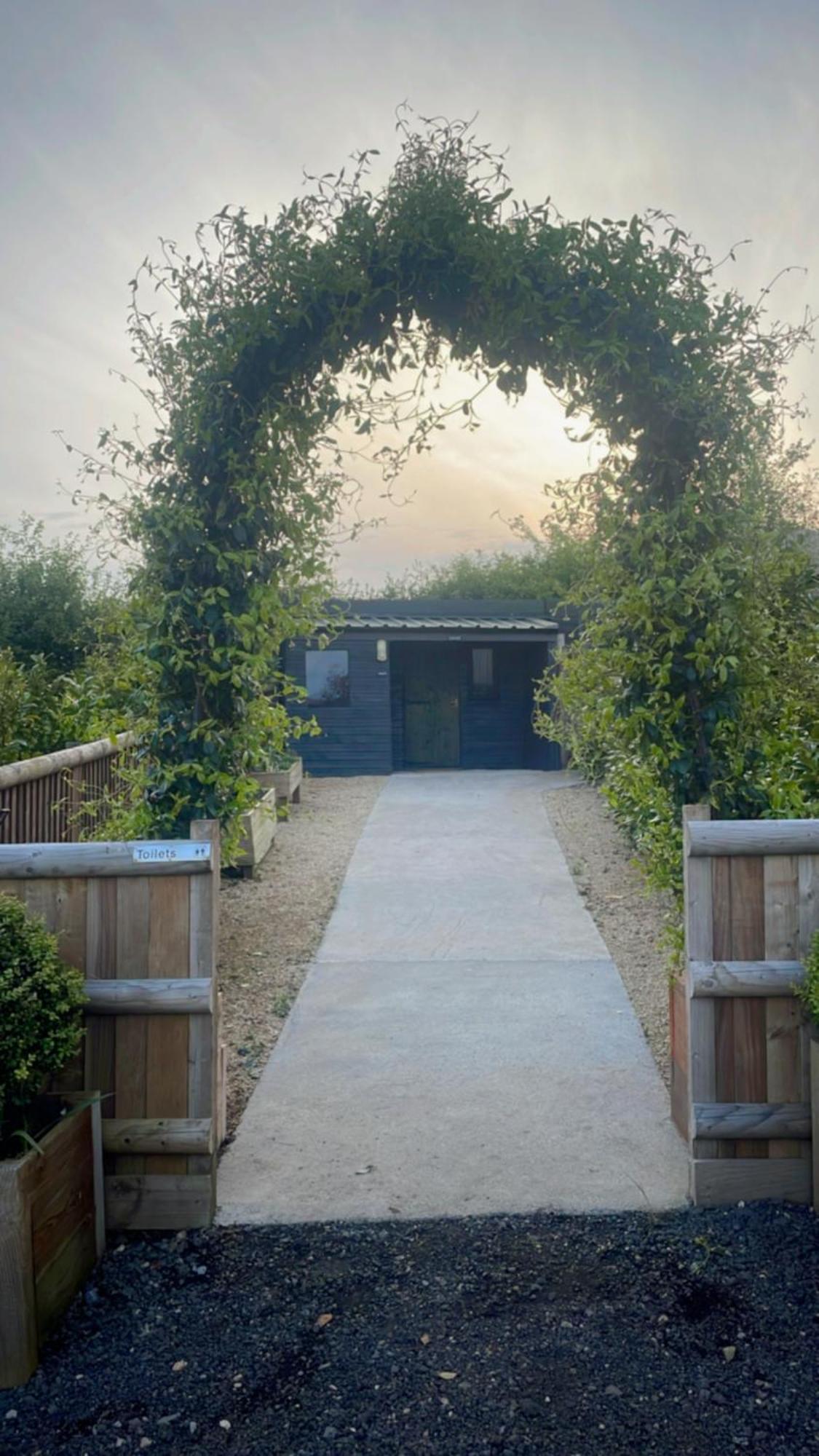 Swallowfield Glamping-Station Master 约维尔 外观 照片